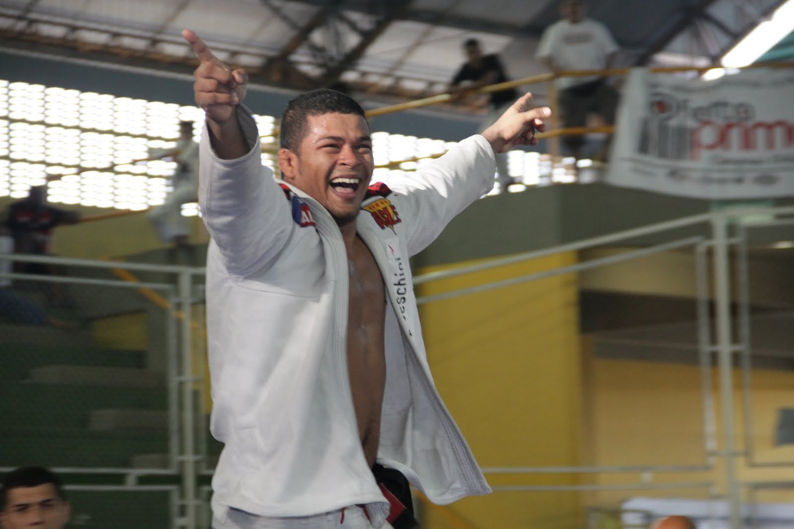 Thiago Reinaldo smiling with his arms raised in celebration at the Amazonense
