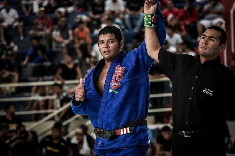Thiago Reinaldo having his hand raised at the 2014 Brazilian National Championship