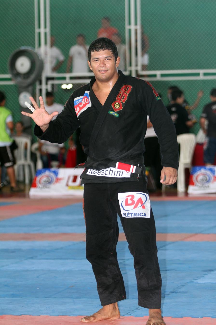 Thiago Reinaldo in a black gi holding up five fingers after an Amazonense victory
