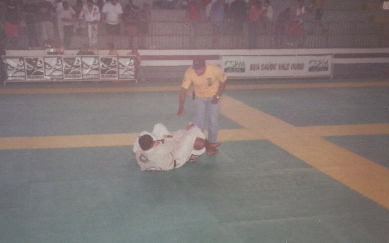 Thiago Reinaldo applying an arm lock at the 2001 Brazilian National Championship